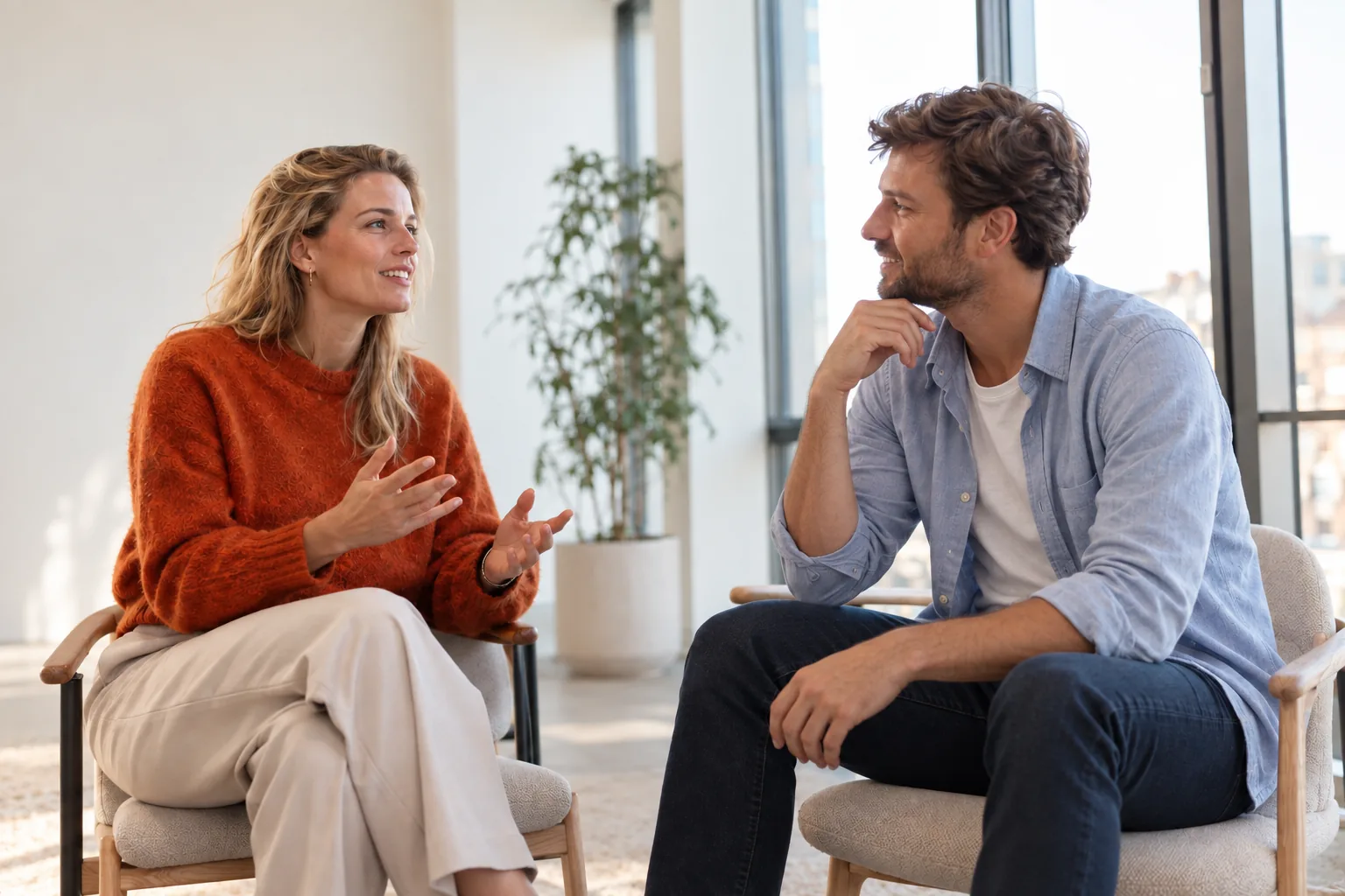Twee mensen in gesprek tijdens een sollicitatiegesprek