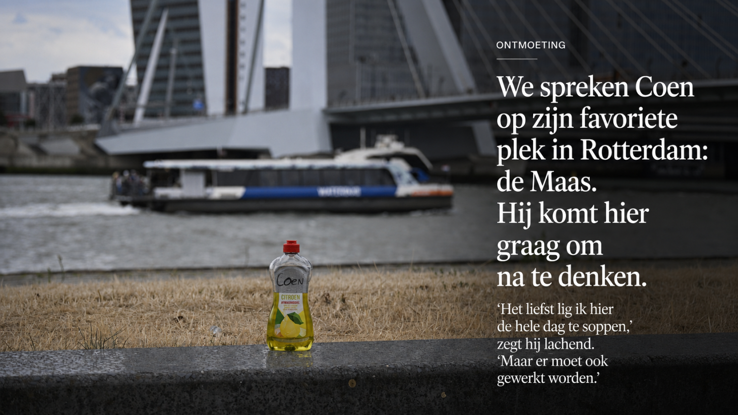 Coen Citroen aan de Maas in Rotterdam, met de Erasmusbrug op de achtergrond