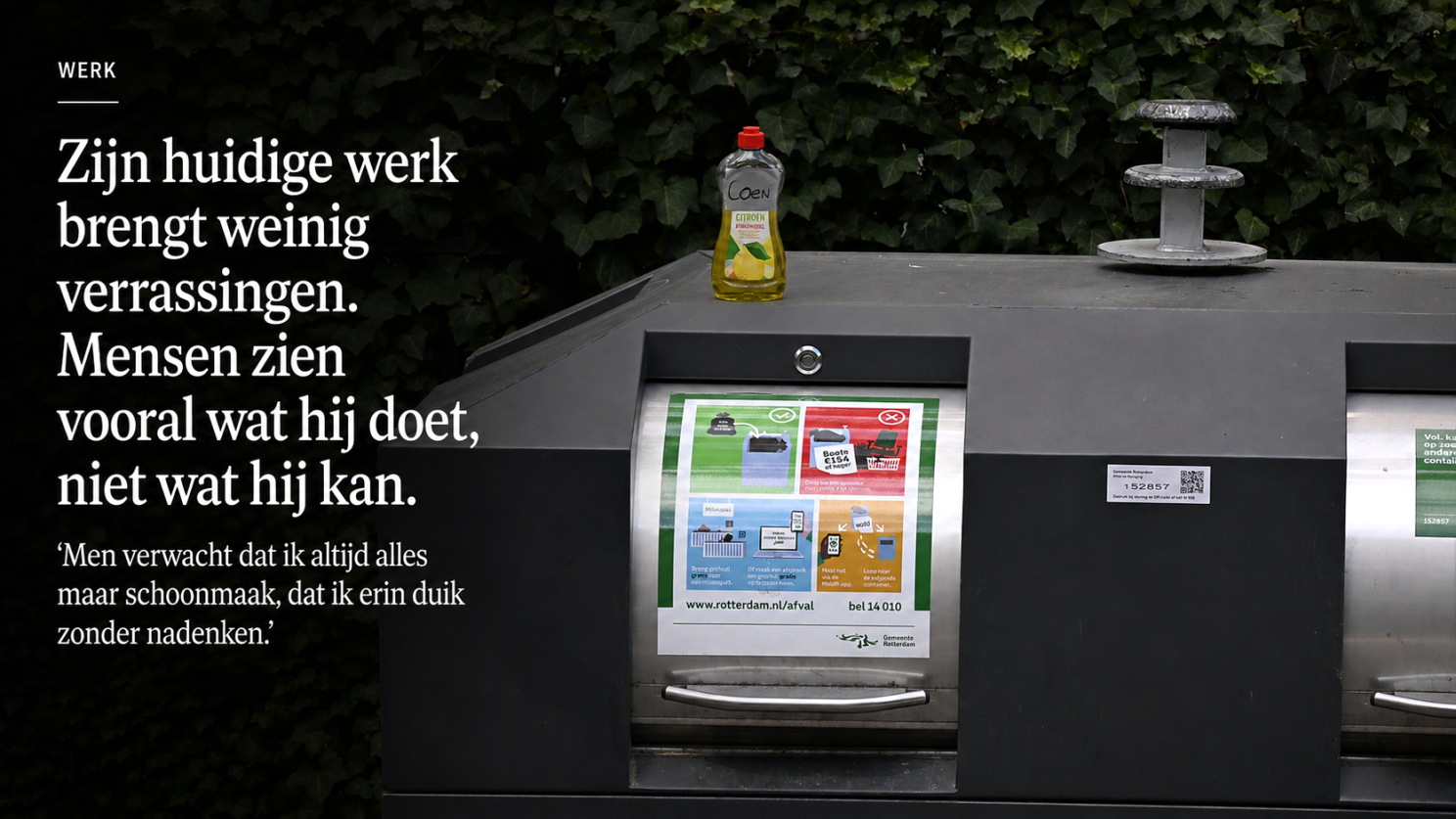 Coen Citroen op zijn werkplek, bovenop een afvalcontainer